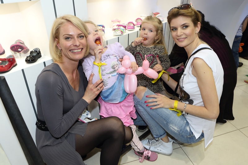 Jasmínka a Anetka mají více bot než jejich maminky Kristina Kloubková a Iveta Vítová.