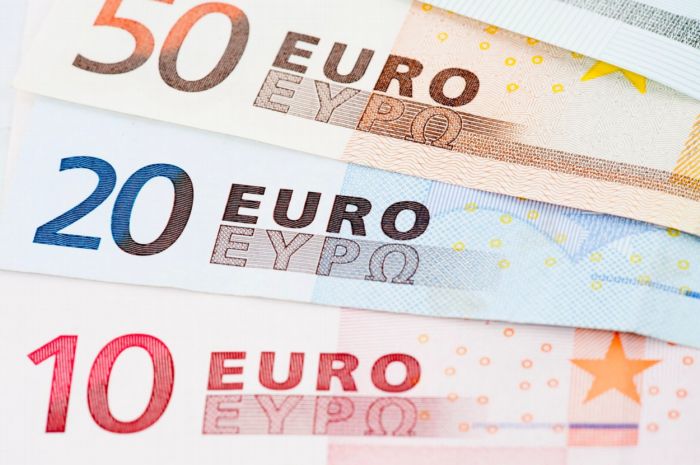 Evropská centrální banka se snaží podpořit inflaci a hospodářský růst v eurozóně přílivem nových peněz.