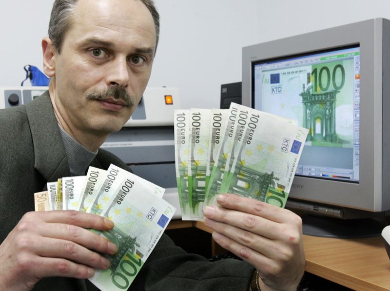 Padělky stoeurových bankovek. 