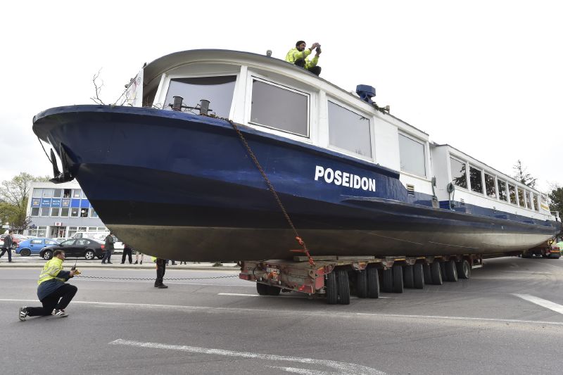 Výletní loď Poseidon při přepravě ze Znojma na Vranovskou přehradu. Loď je 32 metrů dlouhá.