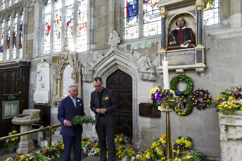 Prince Charles pokládá věnec na hrob Williama Shakespeara.