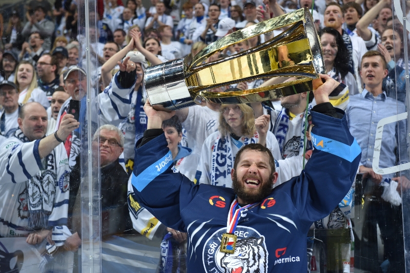 Ján Lašák s pohárem pro extraligového mistra.