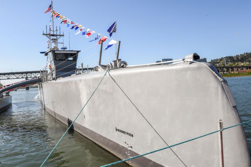 Nové plavidlo amerického vojenského námořnictva Sea Hunter vypadá jako trimaran.