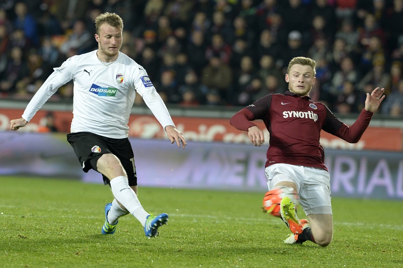 Obránce Jakub Brabec v souboji. 