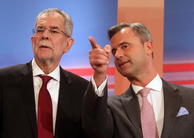 Kandidát populistické Svobodné strany Rakouska (FPÖ) Norbert Hofer (vpravo) a bývalý předseda strany Zelených Alexander Van der Bellen.
