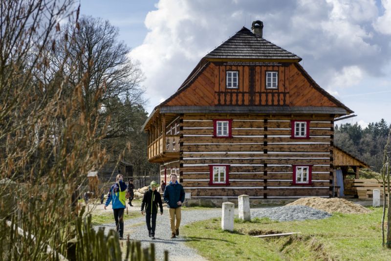 Historický mlýn v podorlickém skanzen v Krňovicích.