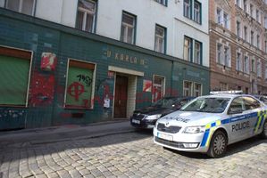 Policisté u poničeného Café v lese.