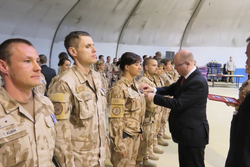 Premiér Bohuslav Sobotka předává medaile českým vojákům v Afghánistánu.