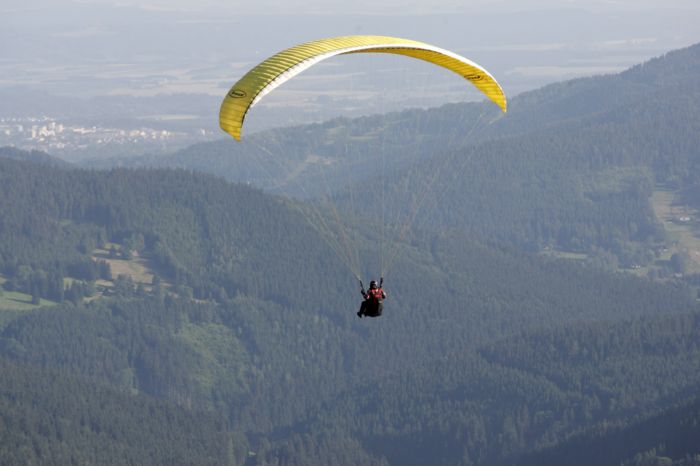 Paraglidistu poryv větru odmrštil do boku kopce (ilustrační foto). 