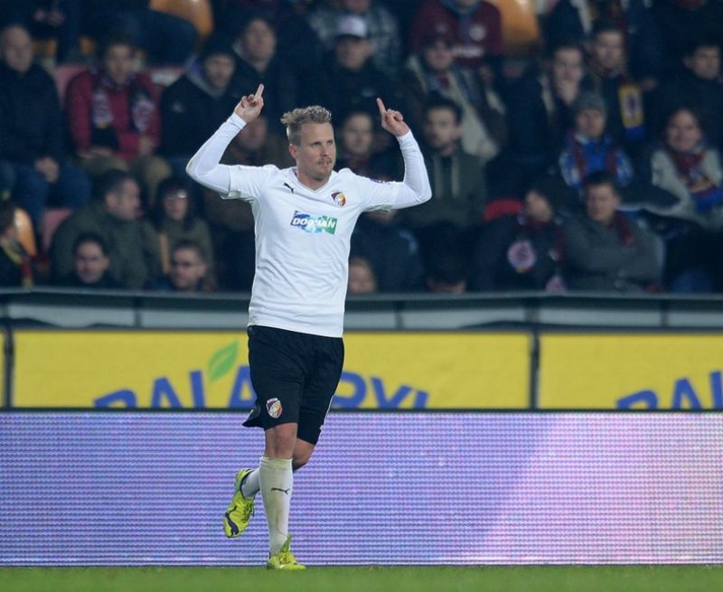 David Limberský ukázal na fanoušky Sparty prostředníčky.