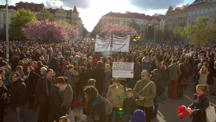Na pražském náměstí Jiřího z Poděbrad se v podvečer sešlo na 500 lidí.