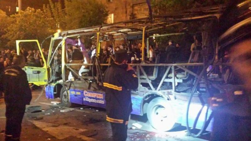 Jerevanský linkový autobus po výbuchu.