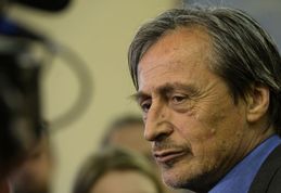 Ministr obrany Martin Stropnický při rozhovoru s novináři k útoku na jeho dům.