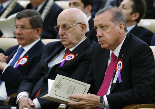 Tři velcí muži Turecka. Zleva premiér Ahmet Davutoglu, šéf parlamentu Ismail Kahraman a prezident Recep Tayyip Erdoğan.