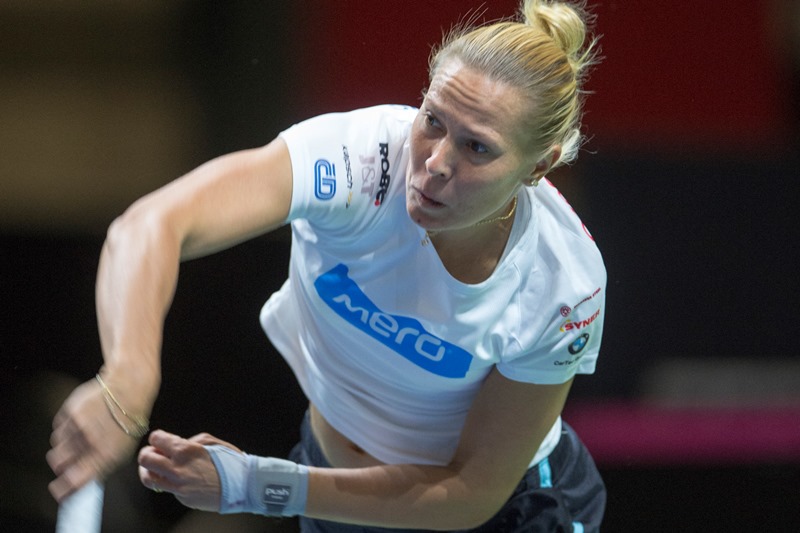Tenistka Lucie Hradecká porazila v 1. kole antukového turnaje J&T Banka Prague Open ve Stromovce svoji deblovou partnerku Andreu Hlaváčkovou 6:4 a 6:1.
