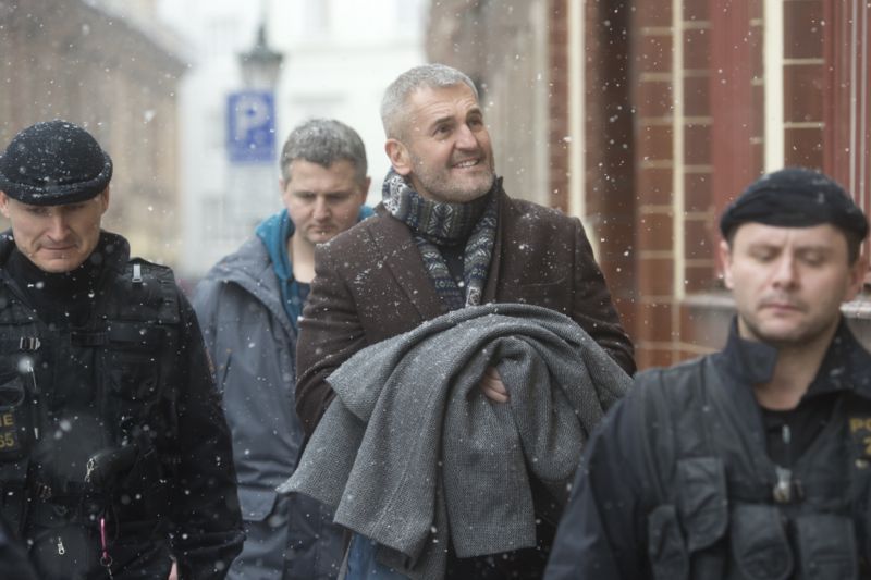 Podnikatel Petr Sisák v doprovodu policistů. Podnikatel Petr Sisák v doprovodu policistů.