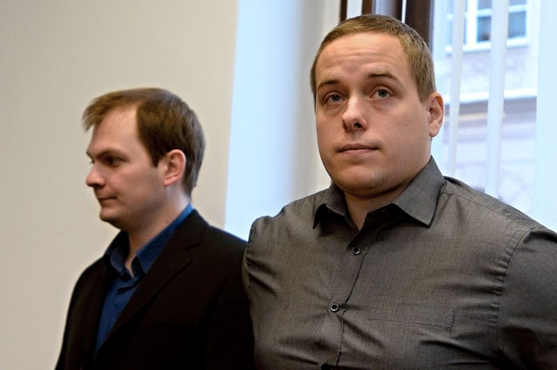 Krajský soud v Plzni poslal 26. ledna do vězení dva policisty Jana Pergla (vpravo) a Lukáše Zahradníka (vlevo).