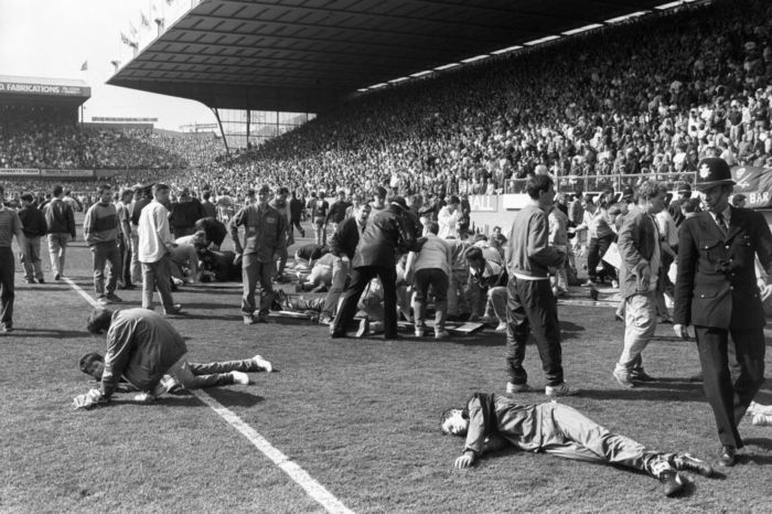 V sektoru Liverpoolu zemřelo 96 fanoušků a 766 lidí bylo zraněno. 