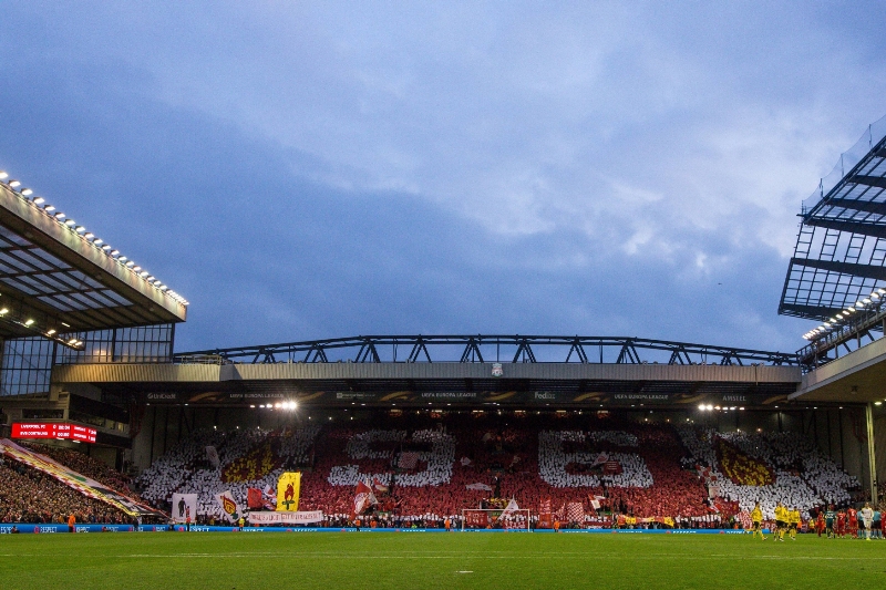Úmrtí téměř stovky fotbalových fanoušků při tlačenici na stadionu Hillsborough v roce 1989 v Sheffieldu na severu Anglie nebyla nehodou či důsledkem chování diváků, ale důsledkem policejní nedbalosti. 