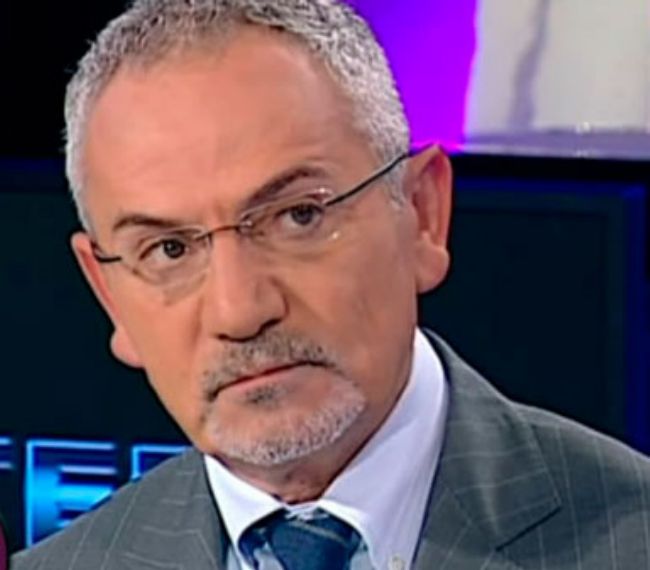 Novinář Savik Šuster.