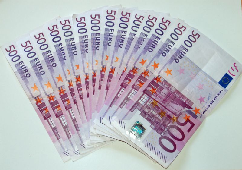Evropská centrální banka zřejmě 4. května na zasedání Rady guvernérů rozhodne o ukončení tisku bankovek v hodnotě 500 eur.