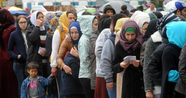 Migranti v LM Village.