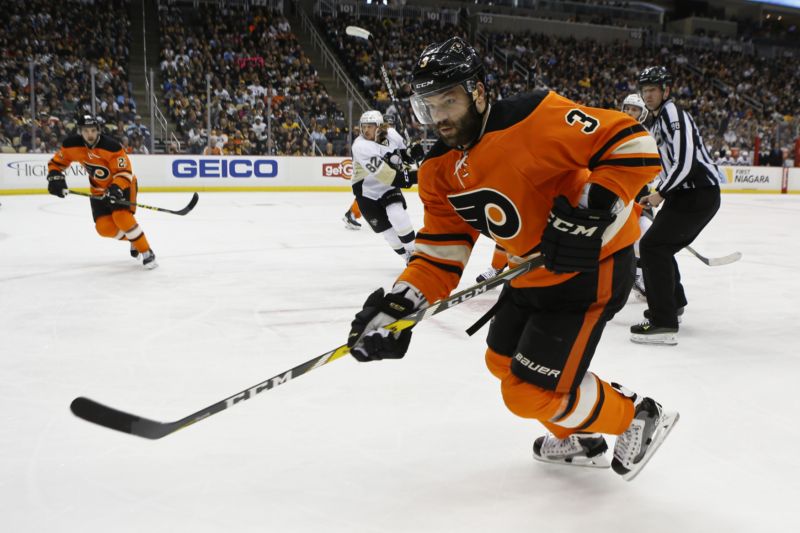 Obránce Radko Gudas v dresu Philadelphia Flyers. Obránce Radko Gudas v dresu Philadelphia Flyers.