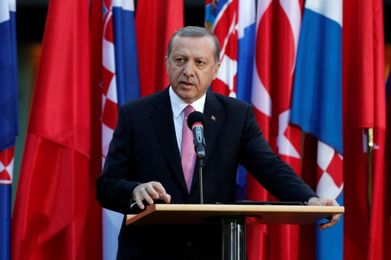 Turecký prezident Recep Tayyip Erdogan se distancoval od prohlášení, že by připravovaná nová ústava měla opět propojit stát s islámem.