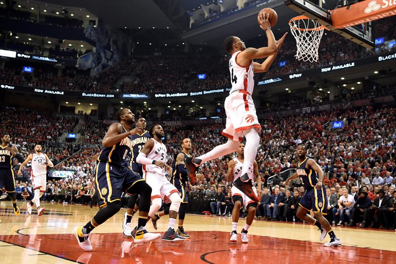 Basketbalisté Toronta otočili páté utkání s Indianou a po vítězství 102:99 vedou v prvním kole play off NBA 3:2 na zápasy. Basketbalisté Toronta otočili páté utkání s Indianou a po vítězství 102:99 vedou v prvním kole play off NBA 3:2 na zápasy.