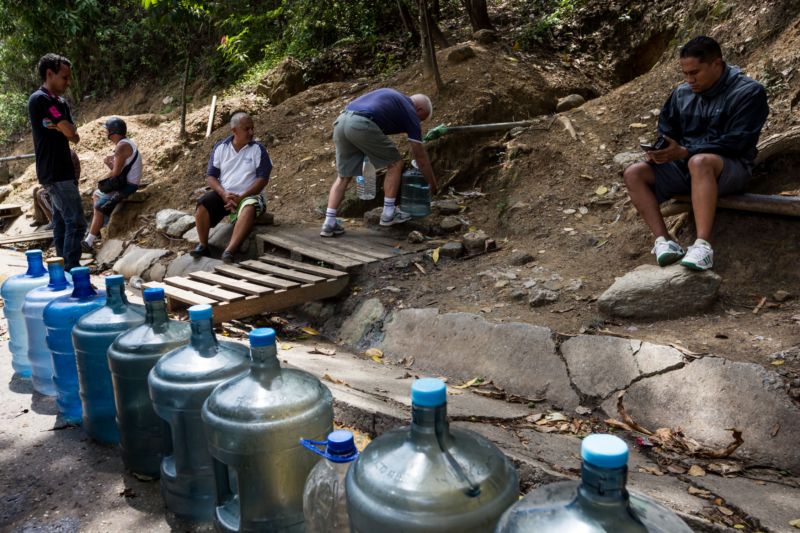 Ve Venezuele bojují s nedostatkem vody a energie. Ve Venezuele bojují s nedostatkem vody a energie.