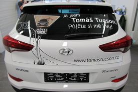 Tomáš Tucson dostal nejvyšší stupeň výbavy s manuální převodovkou. Je speciálně polepen.