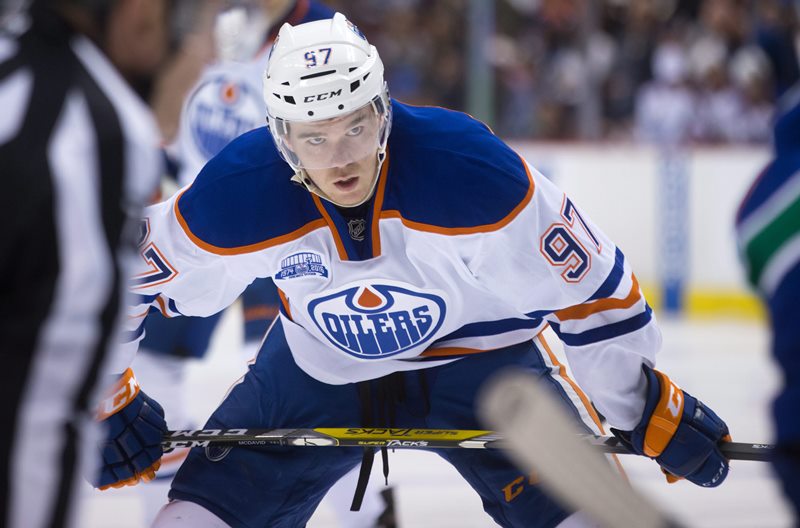 Connor McDavidTým: KanadaPozice: centrVěk: 19Klub: Edmonton OilersJednička loňského draftu, který už od mládí čelí přezdívkám "Nový Gretzky" a "Nový Crosby". Start v NHL měl letos slušný, ač kvůli zranění ramene vynechal část sezony. Osmačtyřicet bodů v 45 zápasech hovoří za vše. Connor McDavidTým: KanadaPozice: centrVěk: 19Klub: Edmonton OilersJednička loňského draftu, který už od mládí čelí přezdívkám "Nový Gretzky" a "Nový Crosby". Start v NHL měl letos slušný, ač kvůli zranění ramene vynechal část sezony. Osmačtyřicet bodů v 45 zápasech hovoří za vše.