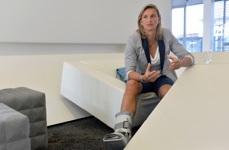 Oštěpařka Barbora Špotáková má stále ortézu na zlomené noze, dosud občas používá i berle. Oštěpařka Barbora Špotáková má stále ortézu na zlomené noze, dosud občas používá i berle.