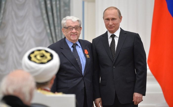 Sovětský novinář Valentin Zorin oceněný Vladimírem Putinem.