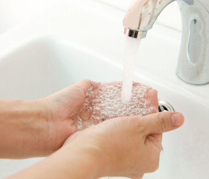 Hygienici radí, aby lidé vodu z kohoutku před použitím odtáčeli.