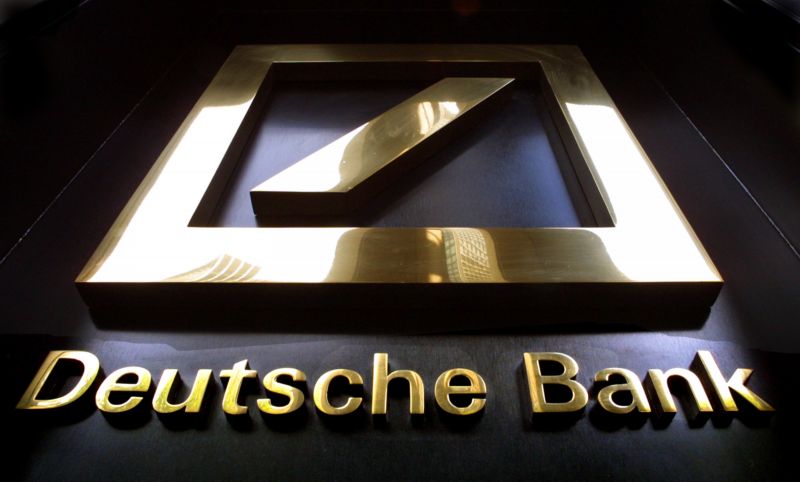 Největší německé bance Deutsche Bank klesl v prvním čtvrtletí čistý zisk.