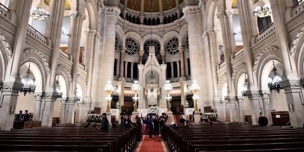 Prostory marseilleské synagogy, kterou vymění za mešitu. Prostory marseilleské synagogy, kterou vymění za mešitu.