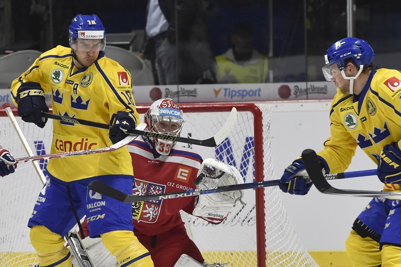 Hokejový seriál Euro Hockey Tour: Švédsko - ČR, 27. dubna ve Znojmě. Zleva Mikael Backlund ze Švédska, český brankář Dominik Furch a Patrick Cehlin ze Švédska.