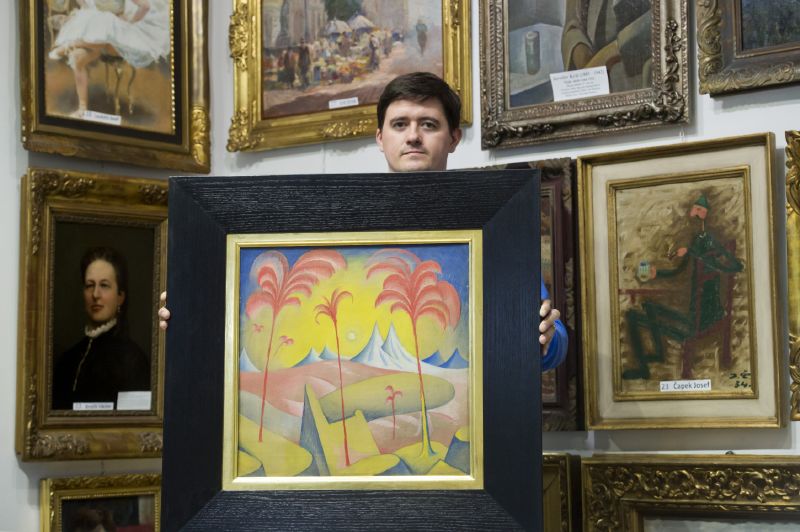 Majitel pražské galerie Ustar Pavel Urban na snímku z 26. dubna ukazuje dosud nevystavovaný a nereprodukovaný obraz Jana Zrzavého s názvem Fantastická krajina, který pochází z autorova nejvýznamnějšího období let 1910 - 1913, kdy se utvářel jeho malířský postoj. Obraz bude nejdražší položkou aukce starožitností konané 14. května na Žofíně s vyvolávací cenou 12 milionů korun.