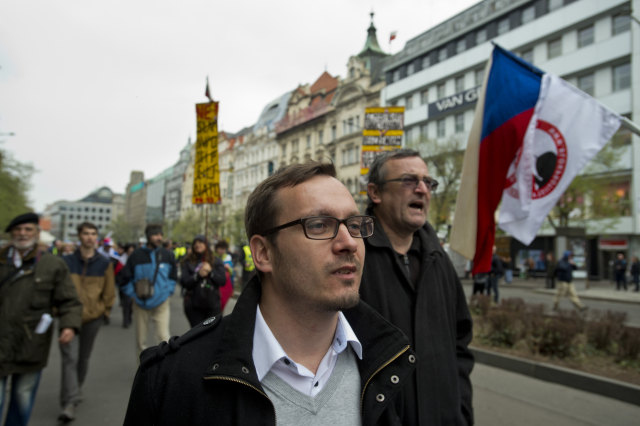 Aktivista Adam Bartoš na demonstraci proti migraci. Aktivista Adam Bartoš na demonstraci proti migraci.
