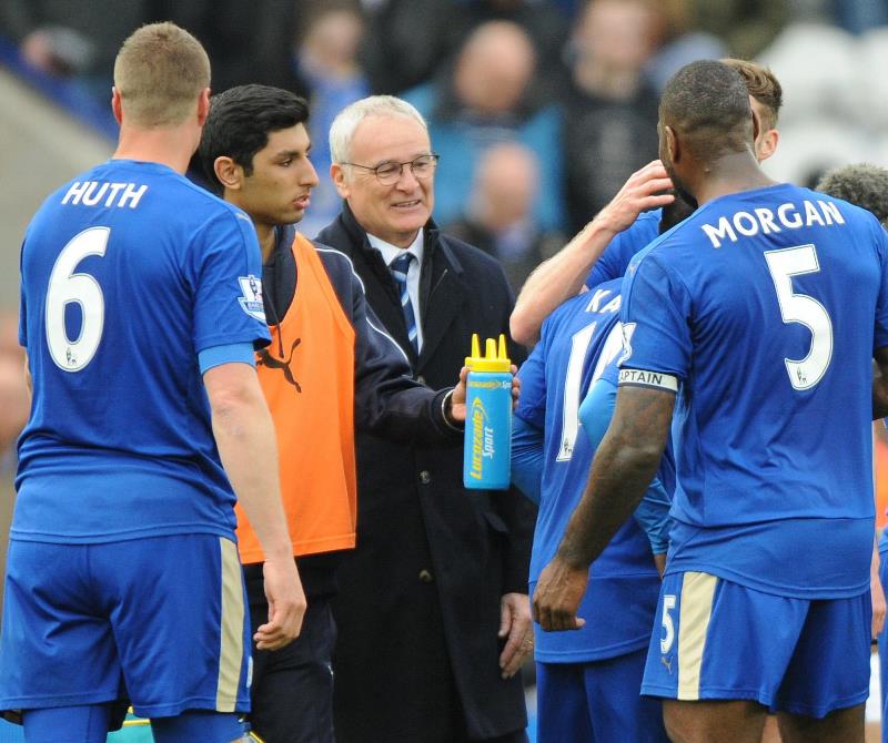 Fotbalisty Leicesteru dělí tři body od zisku historického titulu, a pokud se jim to podaří, jejich trenér Claudio Ranieri si finančně výrazně přilepší.