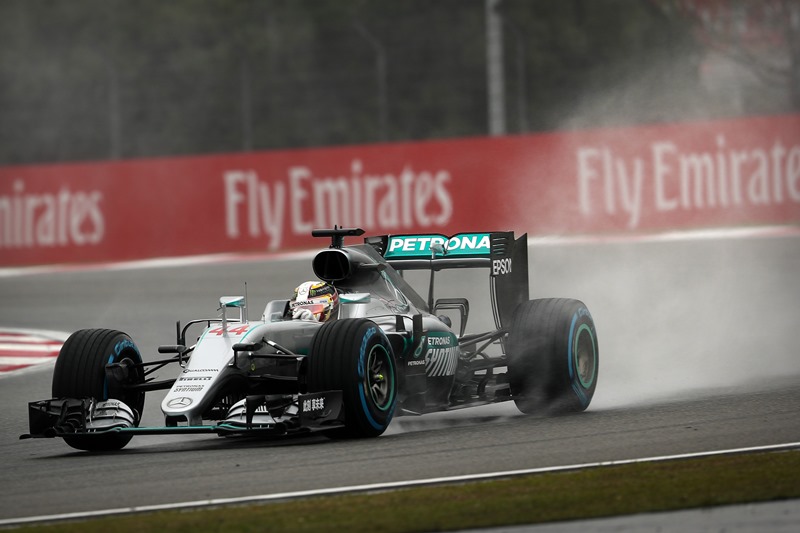 Německý pilot Nico Rosberg z Mercedesu pokračuje ve své dominanci v mistrovství světa formule jedna i v Soči.Nejrychlejší čas v trénincích na Velkou cenu Ruska formule 1 v Soči zajel její dosud jediný vítěz Brit Lewis Hamilton z Mercedesu. Německý pilot Nico Rosberg z Mercedesu pokračuje ve své dominanci v mistrovství světa formule jedna i v Soči.Nejrychlejší čas v trénincích na Velkou cenu Ruska formule 1 v Soči zajel její dosud jediný vítěz Brit Lewis Hamilton z Mercedesu.