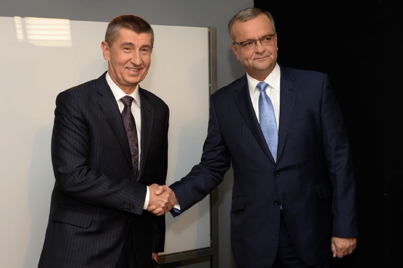 Ministr financí Andrej Babiš (vlevo) a bývalý ministr financí Miroslav Kalousek .