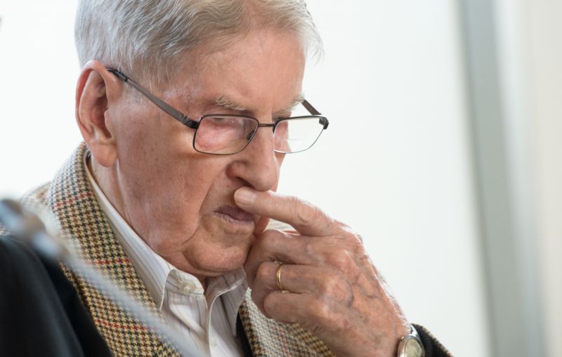 Bývalý dozorce z Osvětimi Reinhold Hanning u soudu.