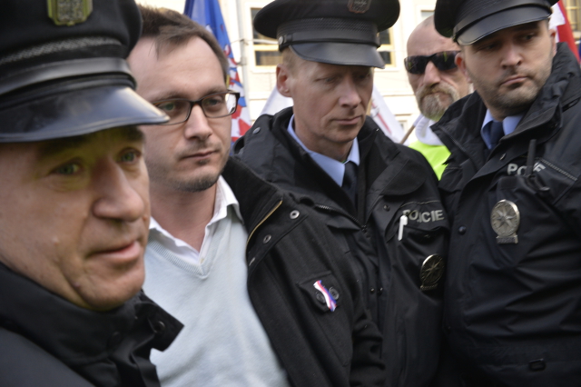 policie zadržela na březnové demonstraci Adama B. Bartoše (ilustrační foto). policie zadržela na březnové demonstraci Adama B. Bartoše (ilustrační foto).