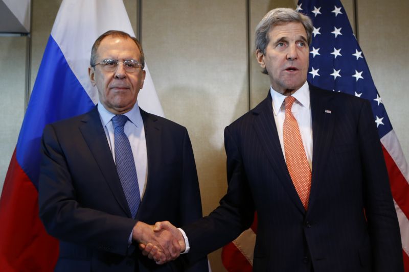 Ruský ministr zahraničí Sergej Lavrov (vlevo) a jeho americký protějšek John Kerry.