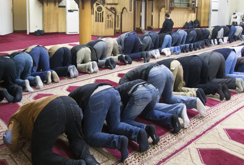Muslimové modlící se v mešitě v Berlíně. Muslimové modlící se v mešitě v Berlíně.