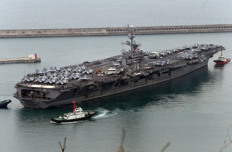 Americká letadlová loď John C. Stennis.