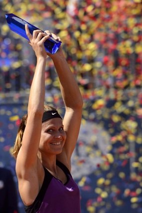 Lucie Šafářová s trofejí.