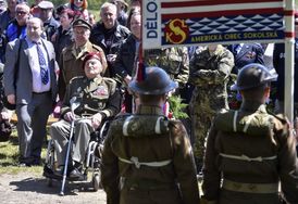 Mezi účastníky pietního aktu u pomníku přijel i poslední žijící československý parašutista, který seskočil do okupované vlasti, generál Jaroslav Klemeš (druhý zleva).